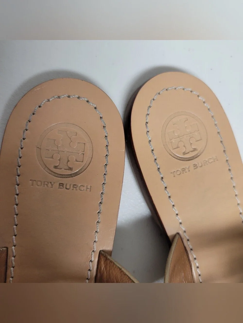 Tory Burch Metallic Gold Leather Louisa Thong Sandals  Tan Medallion Size 8M.